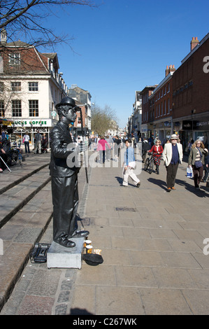 Charlie Chaplin, Straßenkunst, Straßenmusik, Statue, menschliche Aktivität, soziale Interaktion, Norwich, Norfolk, Großbritannien Stockfoto