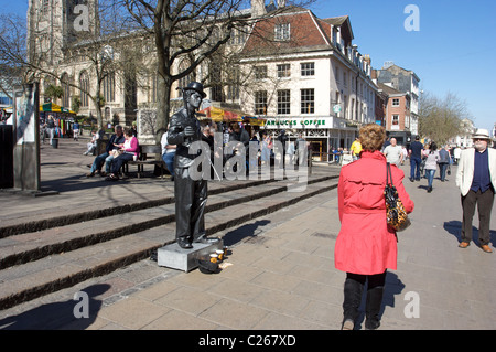 Charlie Chaplin, Straßenkunst, Straßenmusik, Statue, menschliche Aktivität, soziale Interaktion, Norwich, Norfolk, Großbritannien Stockfoto