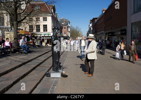 Charlie Chaplin, Straßenkunst, Straßenmusik, Statue, menschliche Aktivität, soziale Interaktion, Norwich, Norfolk, Großbritannien Stockfoto