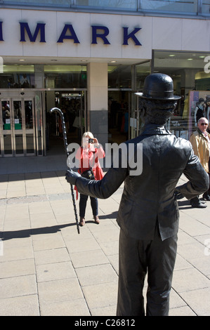 Charlie Chaplin, Straßenkunst, Straßenmusik, Statue, menschliche Aktivität, soziale Interaktion, Norwich, Norfolk, Großbritannien Stockfoto