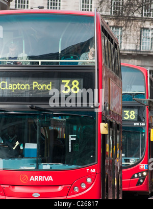 Neue Londoner Busse an der Victoria Bus Station. England. Stockfoto