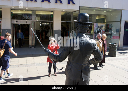 Charlie Chaplin, Straßenkunst, Straßenmusik, Statue, menschliche Aktivität, soziale Interaktion, Norwich, Norfolk, Großbritannien Stockfoto