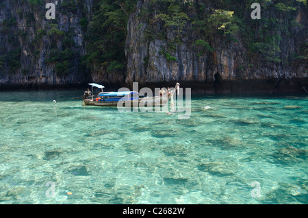 Phuket Thailand, Andamanen See. Maya Bay, Phi Phi Leh (aka Phi Phi Island), Longtail-Boot mit Schnorchler. Stockfoto