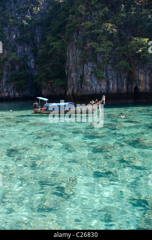 Phuket Thailand, Andamanen See. Maya Bay, Phi Phi Leh (aka Phi Phi Island), Longtail-Boot mit Schnorchler. Stockfoto