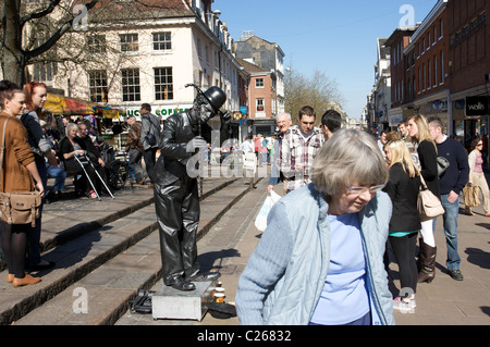 Charlie Chaplin, Straßenkunst, Straßenmusik, Statue, menschliche Aktivität, soziale Interaktion, Norwich, Norfolk, Großbritannien Stockfoto