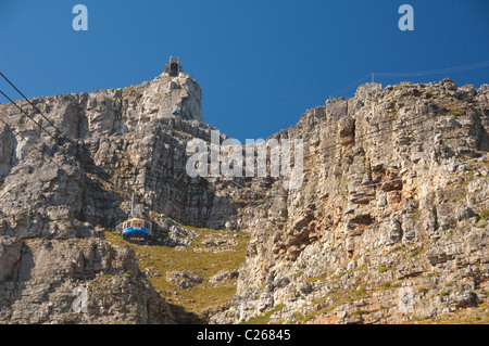 Südafrika, Cape Town, Table Mountain National Park. Schwebebahn Seilbahn und Berggipfel Straßenbahnstation. Stockfoto