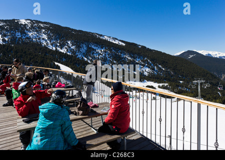 Blick von der Terrasse eines Restaurants auf der Piste am oberen Rand der Canillo Gondel, Canillo, Skigebiet Grandvalira, Andorra Stockfoto