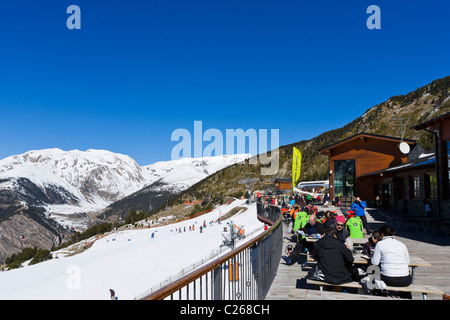 Blick von der Terrasse eines Restaurants auf der Piste am oberen Rand der Canillo Gondel, Canillo, Skigebiet Grandvalira, Andorra Stockfoto