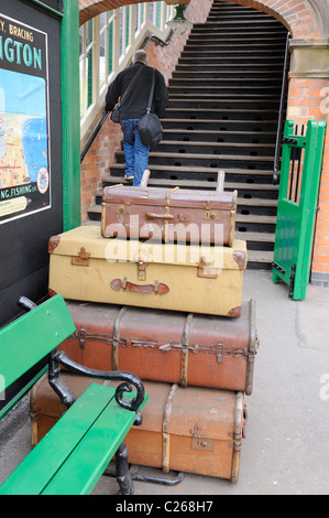 alten Gepäck am Bahnhof Bahnhof Plattform Rothley great Central Railway England uk Stockfoto