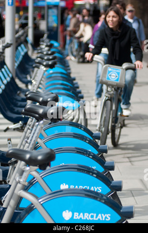 Ein Radfahrer nutzt die London-Fahrräder zu mieten. Gesehen in der Nähe von Southbank, London, UK. Stockfoto