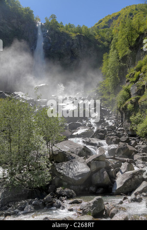 Hohen Wasserfall im Tal des Flusses Maggia im Tessin, Schweiz. Inmitten der Wälder Stockfoto