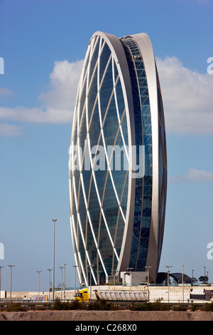 Sitz der Immobiliengesellschaft ALDAR, in eine Runde Form. "Die Münze" genannt. Abu Dhabi, Vereinigte Arabische Emirate. Stockfoto