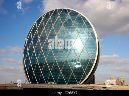 Sitz der Immobiliengesellschaft ALDAR, in eine Runde Form. "Die Münze" genannt. Abu Dhabi, Vereinigte Arabische Emirate. Stockfoto