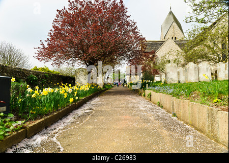 Eine Familie geben Sie Sompting Pfarrkirche an der Sonntagmorgen Service, Sompting, West Sussex Stockfoto