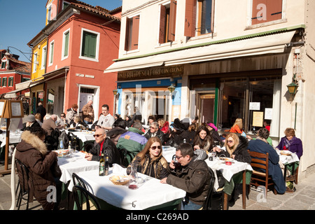 Menschen Essen und trinken in ein Restaurant im Freien, Burano Dorf, Venedig, Italien Stockfoto