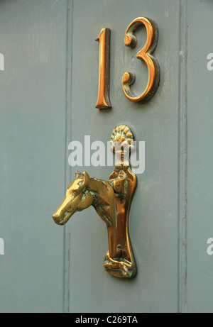 Haus Nummer 13 dreizehn Messing Tür Möbel. Stockfoto
