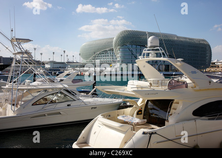 Yas Hotel auf Yas Island, Teil der Formel1 Rennstrecke, Design-Hotel auf Yas-Island, Abu Dhabi, Vereinigte Arabische Emirate. Stockfoto