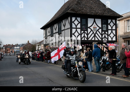 Harley Davidson-Fahrer mit seinem St Georges Cross Flagge winkende Fahrten entlang Wootton Bassett High Street Stockfoto