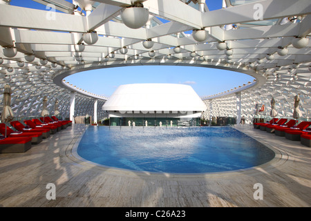 Yas Hotel auf Yas Island, Teil der Formel1 Rennstrecke, Design-Hotel auf Yas-Island, Abu Dhabi, Vereinigte Arabische Emirate. Stockfoto