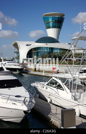 Yachten im YAS Marina, Yas Island, Marina in der Formel1-Rennen verfolgen von Abu Dhabi, Vereinigte Arabische Emirate. Stockfoto