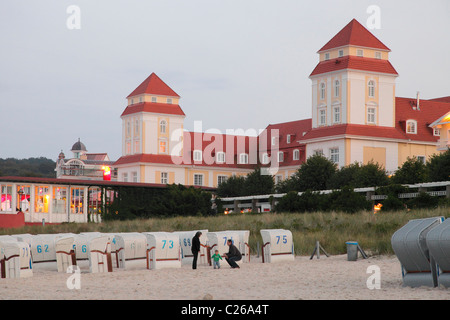 junge Familie am Strand und das Spa-Hotel in Binz; Kurhaus in Binz Stockfoto