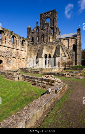 Die Ruinen von Kirkstall Abbey schoss ein Zisterzienserkloster in Frühlingssonne Kirkstall Leeds West Yorkshire UK Stockfoto