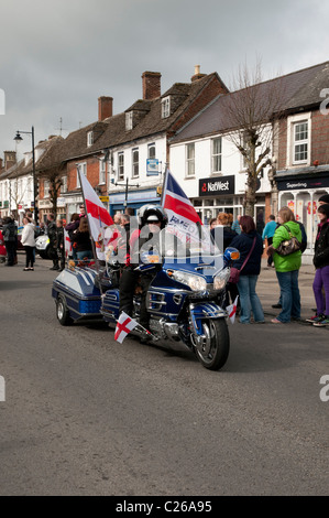 Paar auf ihrer großen Honda Motorrad und Anhänger Kombination fahren entlang Wootton Bassett High Street im fahren von Respekt Stockfoto