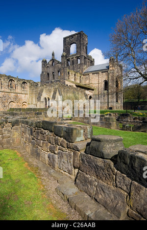 Die Ruinen von Kirkstall Abbey schoss ein Zisterzienserkloster in Frühlingssonne Kirkstall Leeds West Yorkshire UK Stockfoto