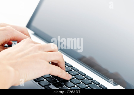 Hände auf Laptop-Computer-Tastatur tippen hautnah Stockfoto