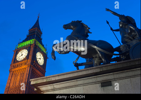 Statue der Boudicca (Boadicea) in ihrem Wagen mit Pferden und dem Uhrturm am Palace of Westminster (Big Ben) in London UK Stockfoto