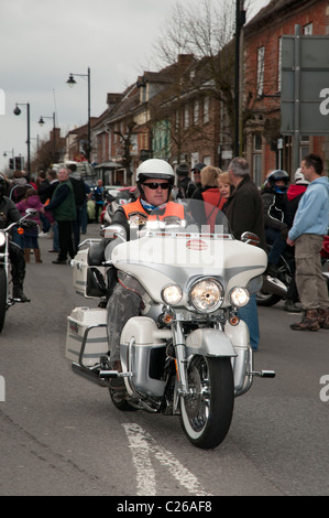 Harley Davidson Motorradfahrer fährt Rad entlang Wootton Bassett High Street Gelder in die Fahrt des Respekts-parade Stockfoto