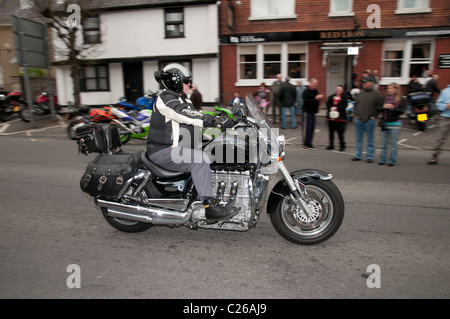 Motorradfahrer fährt seine Triumph Rocket 3 Motorrad entlang Wootton Bassett High Street an der Fahrt des Respekts Veranstaltung teilnehmen. Stockfoto