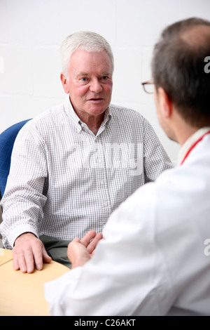 Senior, Mann, 71 Jahre alt, Männlich, in einem Gespräch mit seinem Arzt. Stockfoto