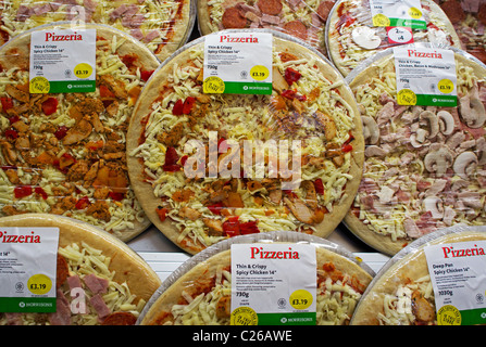 Fertige Pizzen im Ladengeschäft Morrisons, UK Stockfoto
