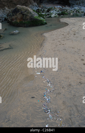 Flotsam And Jetsam um eine Rockpool Perranporth Beach, North Cornwall Stockfoto