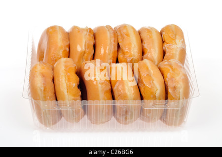 Pack von einem Dutzend glasierte Donuts auf weißem Hintergrund, Ausschnitt. Stockfoto