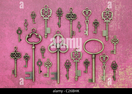 Alte Schlüssel auf Vintage Tapete Stockfoto