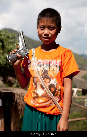 Lisu Hügel Stämme junge spielen Spielzeugpistole am Neujahrstag, Ban Ko Heu, Mae Salong, Chiang Rai, Thailand Stockfoto