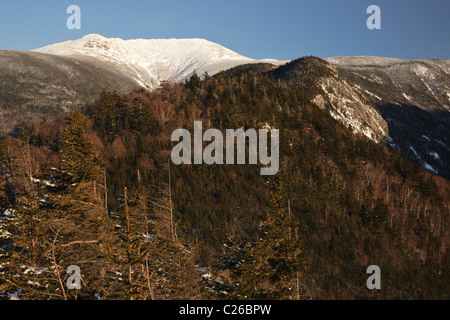 Franconia Notch State Park - Mount Lafayette bei Sonnenuntergang vom Adlerfelsen in den Wintermonaten in den White Mountains, NH Stockfoto