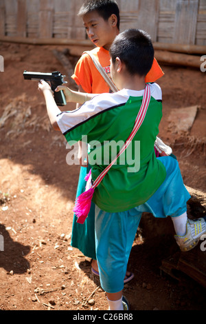 Lisu Hügel Stämme junge spielen Spielzeugpistole am Neujahrstag, Ban Ko Heu, Mae Salong, Chiang Rai, Thailand Stockfoto