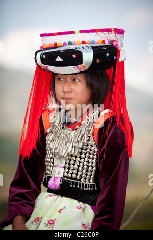 Lisu Hügel Stämme Mädchen Standortwahl mit traditionellen Tuch, Ban Ko Heu, Mae Salong, Chiang Rai, Thailand Stockfoto