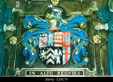 Westminster Abbey, schirmt Grab von John Lord Russell, 1584 Gräber Heraldik Wappen Wappenschild London England UK Stockfoto