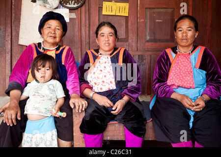 Lisu Bergstämme alte Frau sitzen sie sind Zuhause, Ban Ko Heu, Mae Salong, Chiang Rai, Thailand Stockfoto