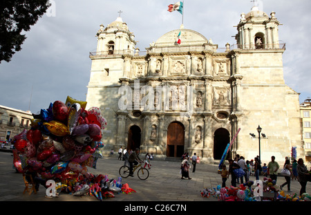 Ballons außerhalb der Domstadt Oaxaca Mexico Stockfoto