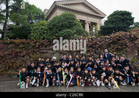 Gruppe von Schülerinnen und Schüler und ihre Lehrer posiert vor Ohara Museum of Art, Bikan historischen Viertel, Kurashiki, Japan. Stockfoto