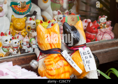 Keramik Katzen Fenster bei Maneki-Neko Katzen im Shop auf vorzüglichen Zaka "Durchsicht" in der Nähe von Kiyomizu-Dera. Stockfoto