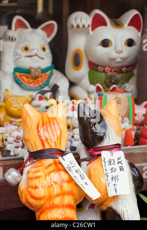 Keramik Katzen Fenster bei Maneki-Neko Katzen im Shop auf vorzüglichen Zaka "Durchsicht" in der Nähe von Kiyomizu-Dera. Stockfoto