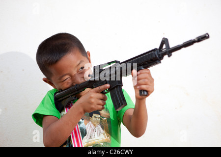 Lisu Jungen spielen mit Spielzeugpistole am Neujahrstag, Ban Ko Heu, Mae Salong, Chiang Rai Stockfoto