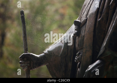 Nahaufnahme der Statue mit Gehstock und Spinnennetz mit Regentropfen bei Oku-keine-in Koya-San Friedhof-Tempelanlage, Japan. Stockfoto