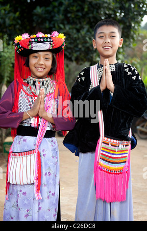 Lisu Hill Tribes jungen und Mädchen sagen Hallo Thai-Stil Wai, Ban Ko Heu, Mae Salong, Chiang Rai, Thailand Stockfoto